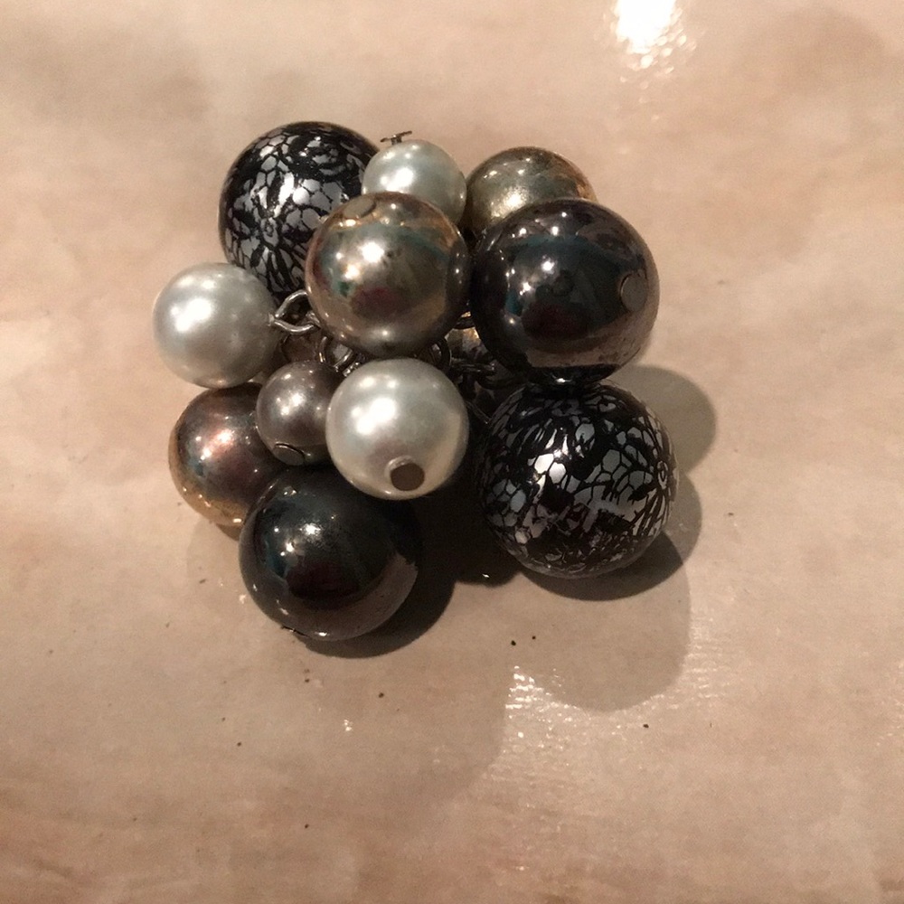 Fashionable balls ring